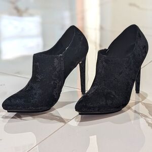 Black velvet ankle boots size 9 NWOB